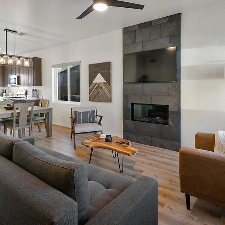 Flg Retreat - Modern Home With Mountain Views سارية العلم المظهر الخارجي الصورة